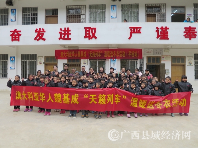 圖為工作人員與部分受贈(zèng)學(xué)生合影_副本.jpg