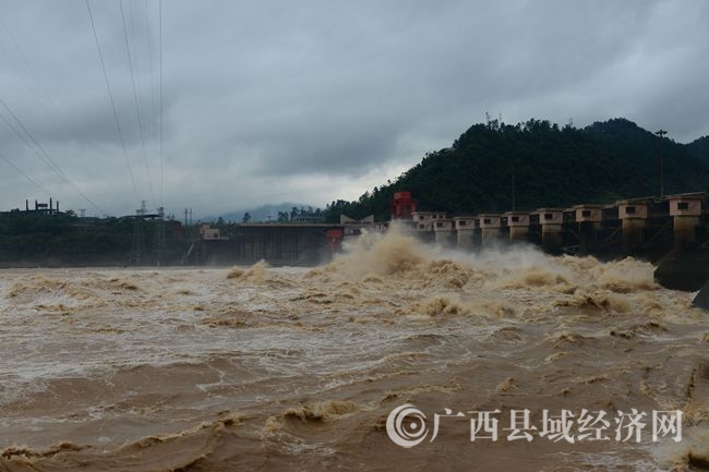 5月9日,廣西昭平縣昭平電站正在泄洪