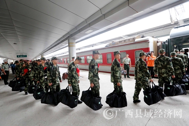 圖5:9月11日,在廣西柳州市火車站,新戰(zhàn)士準(zhǔn)備登車奔赴西藏。(譚凱興 攝)_副本