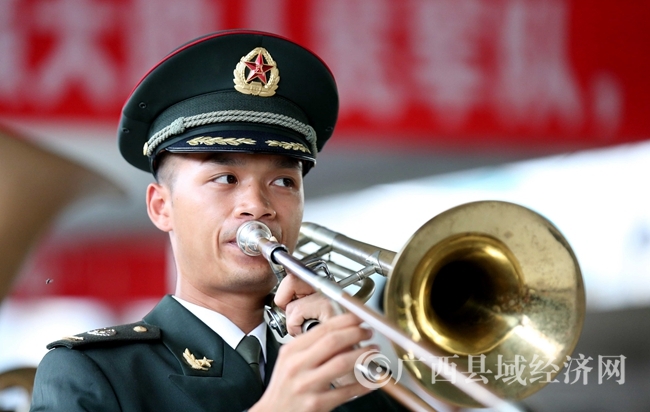 圖4:9月11日,在廣西柳州市火車站,軍樂(lè)隊(duì)吹奏軍樂(lè)歡送新戰(zhàn)士進(jìn)西藏戍邊。(譚凱興 攝)_副本