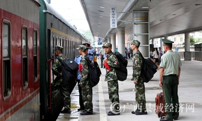 圖6:9月11日,在廣西柳州市火車站,新戰(zhàn)士準(zhǔn)備登車奔赴西藏。(譚凱興 攝)_副本