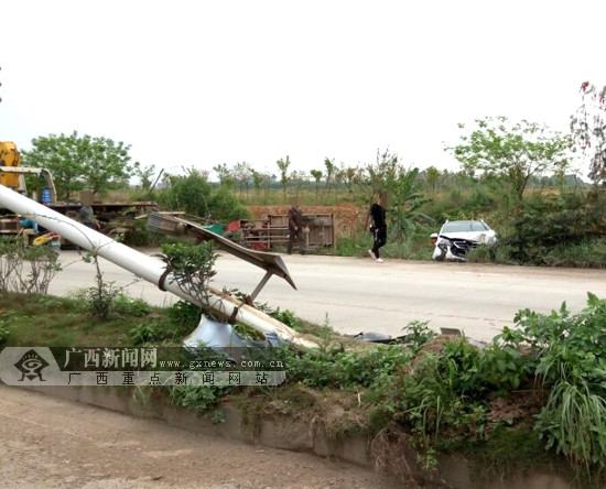 女司機(jī)錯把油門當(dāng)剎車 車輛撞倒路燈桿(圖)