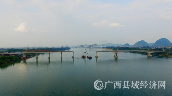 圖8:8月8日,拍攝的三柳高速紅衛(wèi)延長(zhǎng)線長(zhǎng)安二橋建設(shè)工地。(譚凱興 攝).JPG
