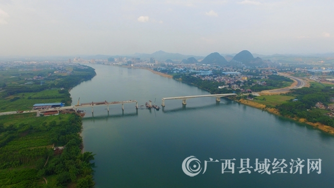 圖9:8月8日,拍攝的三柳高速紅衛(wèi)延長(zhǎng)線長(zhǎng)安二橋建設(shè)工地。(譚凱興 攝).JPG