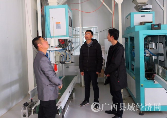 到六寨鎮(zhèn)中科群源大米加工廠檢查,聽(tīng)取加工廠負(fù)責(zé)人介紹復(fù)產(chǎn)復(fù)工情況
